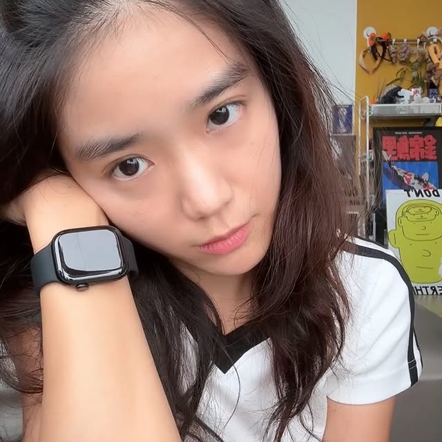 今天打电话回家听我妈说二伯过世了…
想起二伯还在世的模样 虽然今年还没见面 但之前他给我的鸡精到现在都在我的厨房 还没到期…我也还没打开来喝

之前mco三伯过世时 在新加坡工作的我爸很感慨 那段期间video call都听他叙述小时候跟哥哥们相处的回忆…这次二伯离世了 我想这几天 我爸晚上应该会难以入眠…我不在爸的身边 但能想象得到当要面对自己的兄弟姐妹离开人间时的感受…我没兄弟姐妹 但换个角度站在来自大家庭的爸妈 他们的感受一定很难受…

在面对亲人离世这个课题是一辈子都要学习去面对的…希望有一天我能坦然和成熟地面对人世间的生离死别 不管是亲人、朋友还是宠物…

还是会害怕身边的人事物的离开…书籍文章也是给最近在我身上存在过又离开的角色们…一些能消化的避风港…只能从书本里慢慢去找寻更多人生智慧 渴望拥有更多的勇气去面对一切未知的挑战和难题。

学到了…慢慢地🍀