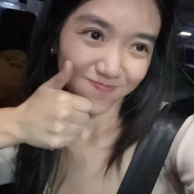 没开车时看向窗外的其他车辆里的人们在做什么、聊什么、感觉每一辆车内的氛围都会不同、司机开车或等红绿灯时都在想什么…

坐在车里像坐在观众席 窗外的每辆车都变成不同的短片
好像一栋住着多户家庭的公寓 每个亮灯或灯暗的窗口都有着不同故事线正在发生💡

在车里观察别人 轻轻地抽离、轻轻地连接

它说这超级infj
“在世界里生活，但站在世界外观察”
“把日常当电影来看”
“既参与又抽离” “灵魂在世界旁边默默看”

一个感觉 或许也有很多人会这样吧…

比方说 在颠簸的路上 虽然是坐van里最后一排靠窗座 还是得系好安全带 不然屁屁会被震到怀疑人生🪨🌝🪐💫