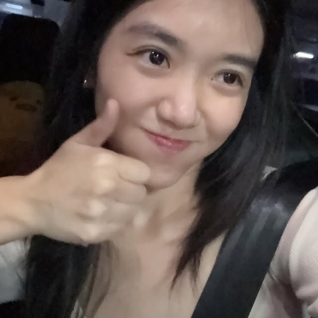 没开车时看向窗外的其他车辆里的人们在做什么、聊什么、感觉每一辆车内的氛围都会不同、司机开车或等红绿灯时都在想什么…

坐在车里像坐在观众席 窗外的每辆车都变成不同的短片
好像一栋住着多户家庭的公寓 每个亮灯或灯暗的窗口都有着不同故事线正在发生💡

在车里观察别人 轻轻地抽离、轻轻地连接

它说这超级infj
“在世界里生活，但站在世界外观察”
“把日常当电影来看”
“既参与又抽离” “灵魂在世界旁边默默看”

一个感觉 或许也有很多人会这样吧…

比方说 在颠簸的路上 虽然是坐van里最后一排靠窗座 还是得系好安全带 不然屁屁会被震到怀疑人生🪨🌝🪐💫