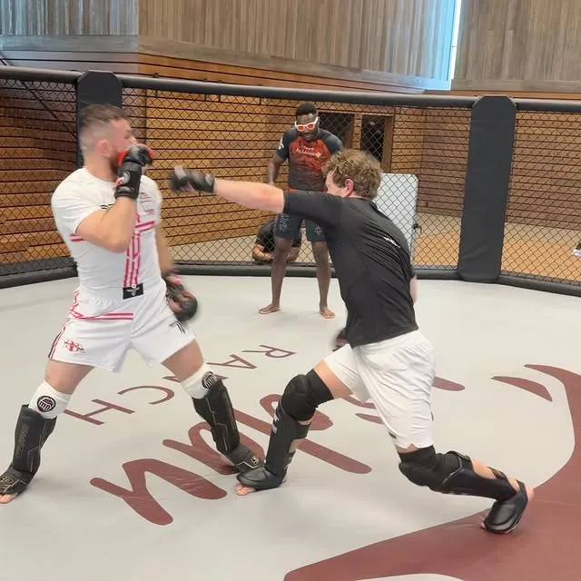 When @merab.dvalishvili is in town and asks to do some tune-up rounds, that's one way to start your day. 🦾