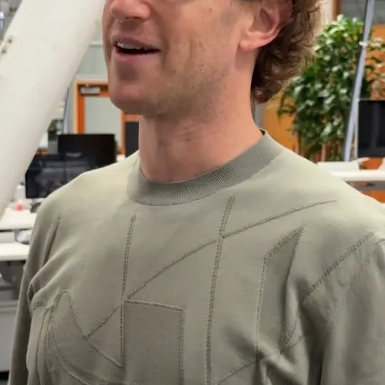 You know you love this song. And now your Ray-Ban Meta glasses can play any song or playlist from Spotify, Amazon Music and more using just your voice 💪🎶