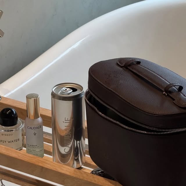 Neuroscience shows that putting thoughts into words helps your brain process emotions and think more clearly and that’s why journaling has been so powerful in my glow up journey ✍️🧠

The 6 step method
3 things I’m grateful for
3 goals for the day
An affirmation
One beautiful thing I noticed
One win from the day
My word of the day