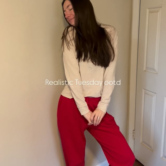 Not much happening here, but I can say this cozy outfit does not reflect the warm temps outside today!! 

Always wearing my @darntoughvermont socks because they’re the best!