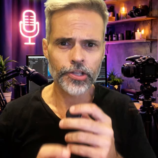 🧠🎯 E se desse pra “entortar” uma IA para ela começar a pensar por uma lente específica? Antes de ver o vídeo não esquece de me seguir.
Essa ferramenta da Ramp Labs é uma demo de activation steering: em vez de treinar outro modelo, ela mexe no comportamento do LLM durante a inferência para puxar as respostas para um conceito específico. 
É por isso que ela chama tanta atenção: você faz uma pergunta comum e o modelo começa a responder como se estivesse “obcecado” pelo tema que você escolheu. É menos uma ferramenta de produtividade e mais uma amostra bem prática de como já dá para controlar estilo, associação de ideias e comportamento de uma IA sem retreinamento.

Quer o link? Comenta “pensamento”