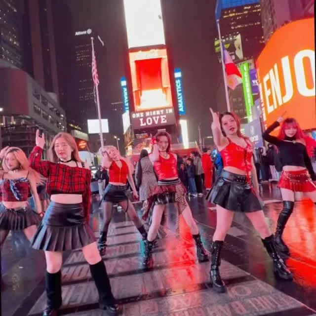 🌹We are the psychos
🎵: @babymonster_ygofficial 
🎥: @elsa.miller of @medialab.nyc 
-
#BABYMONSTER #KPOPINPUBLIC #PSYCHO #베이비몬스터 #kpop
