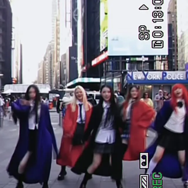 Recording besties graduation memories in ccd🥰🫶ditto fits the vibe soooooo well!! @nyuniversity @parsonsschoolofdesign @svanyc @prattinstitute 

🎬 @medialab.nyc 

#dancechallenge #ditto #newjeans #graduation #kpopdance