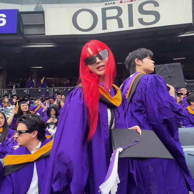 Welcome to graduation!!🤩🤩😈💜
Officially done with school.